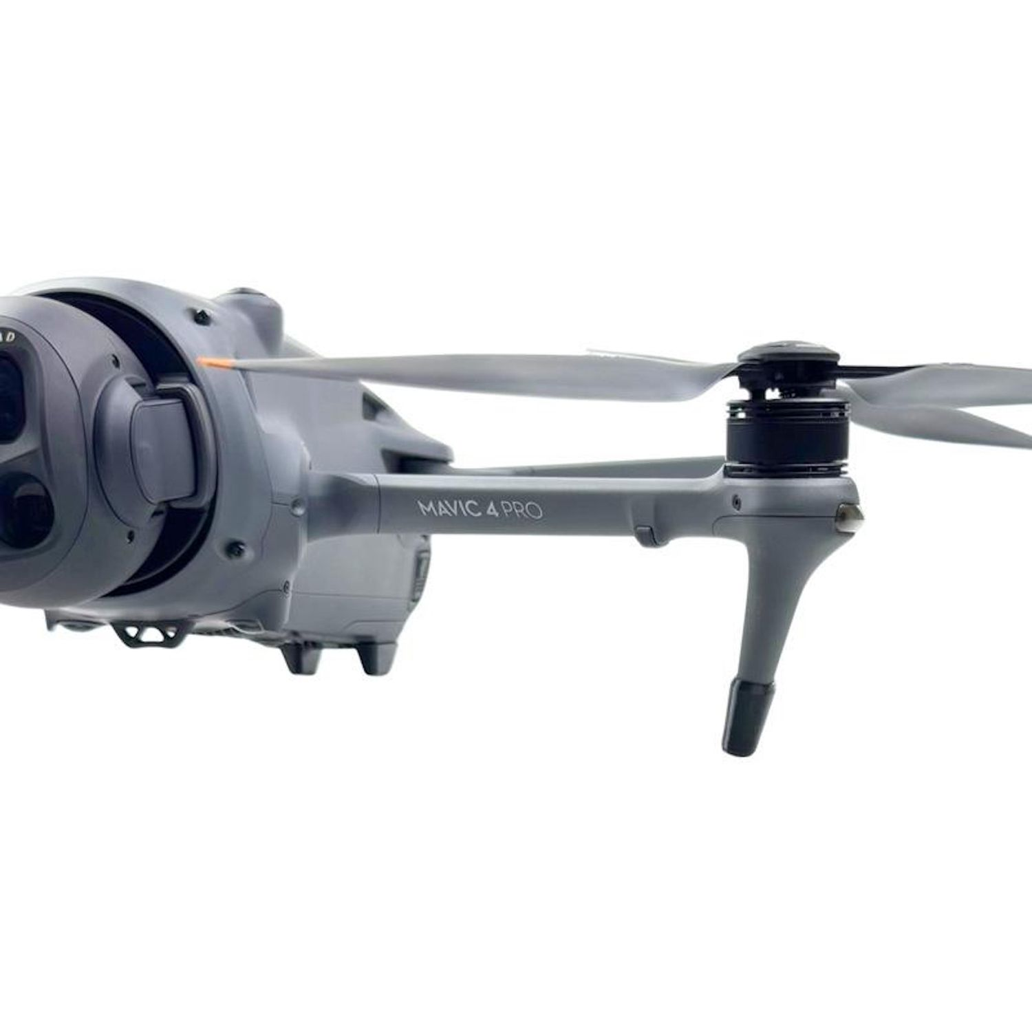 Un drone grigio Mavic 4 Pro con eliche è mostrato su sfondo bianco. Il drone è angolato verso destra.