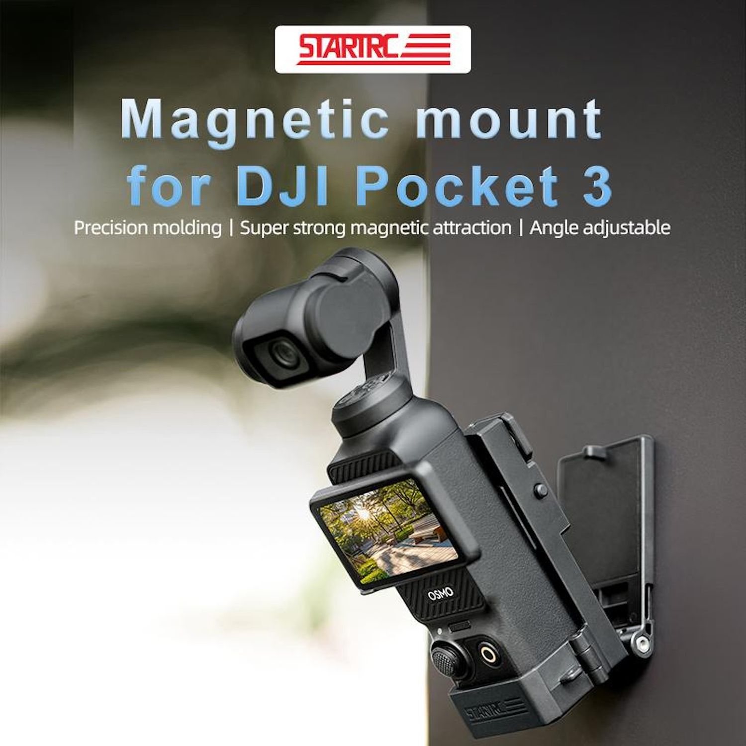 Un supporto magnetico nero per una fotocamera DJI Pocket 3 è montato su una superficie scura. Lo schermo della fotocamera mostra una scena all'aperto.