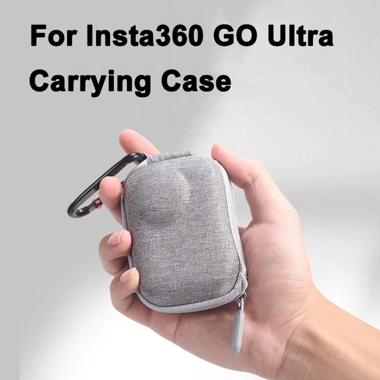 Una mano tiene una custodia grigia Insta360 GO Ultra. Il testo sopra recita 'For Insta360 GO Ultra Carrying Case'.