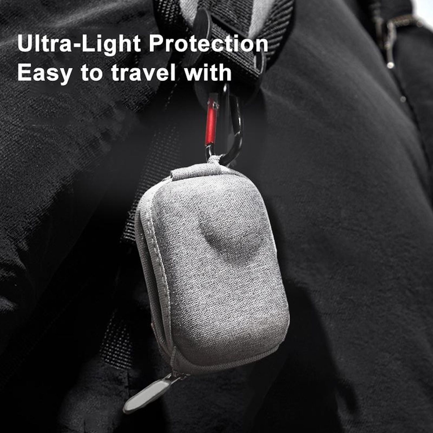 Una custodia grigia è agganciata a una cinghia di uno zaino nero con un moschettone rosso e nero. Testo: Ultra-Light Protection, Easy to travel with.