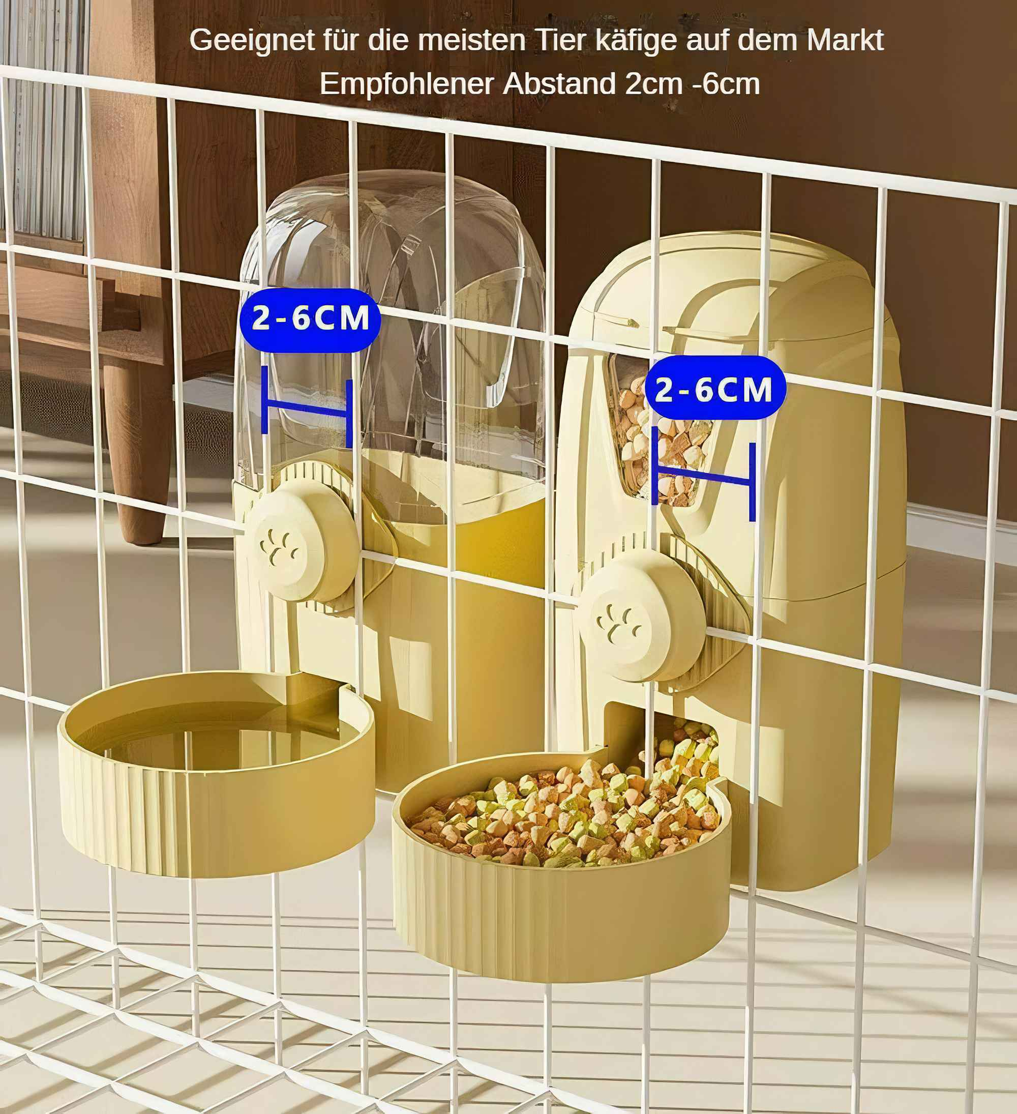 Zwei beige Tierfutterspender mit transparenten Behältern, montiert auf einem weißen Drahtrahmen. Einer enthält Futter, der andere Wasser.
