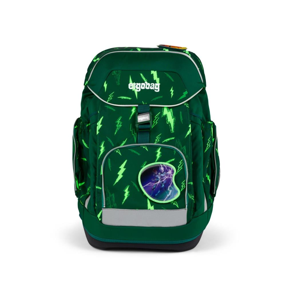 Ein grüner Rucksack mit Blitzmuster. Mit der Marke 'ergobag', einem reflektierenden Streifen und einem runden Aufnäher mit einem Superhelden.