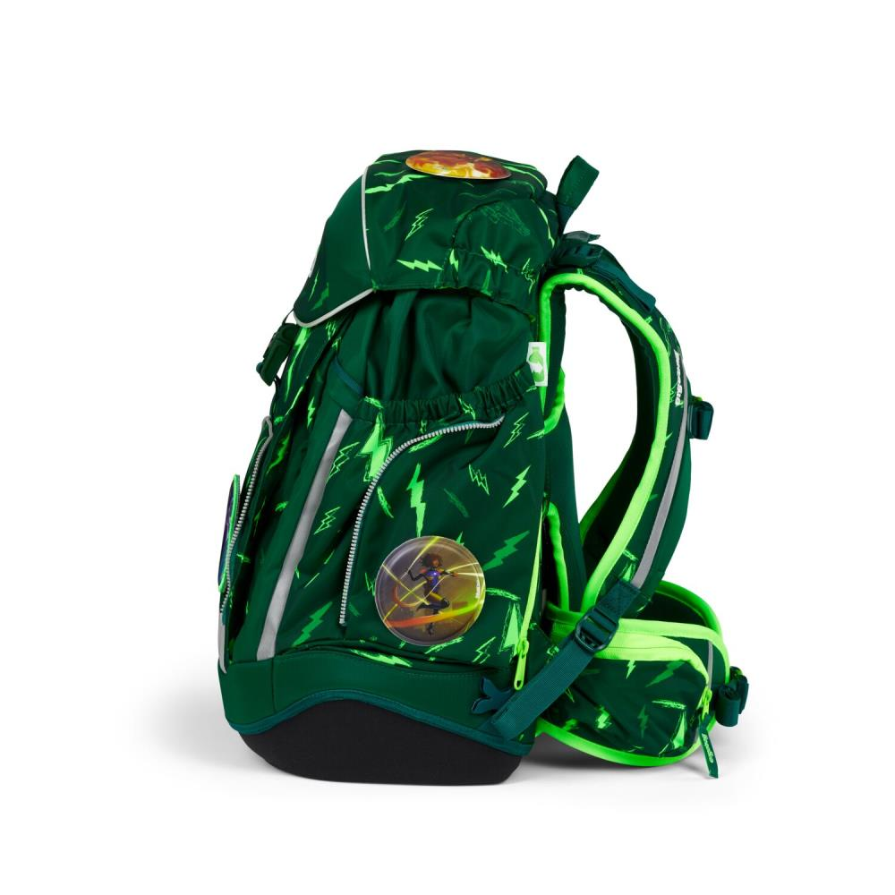 Grüner Rucksack mit Blitzmustern. Mit einem runden Design mit einer Figur und einer Sonne. Hat reflektierende Streifen und einen schwarzen Boden.