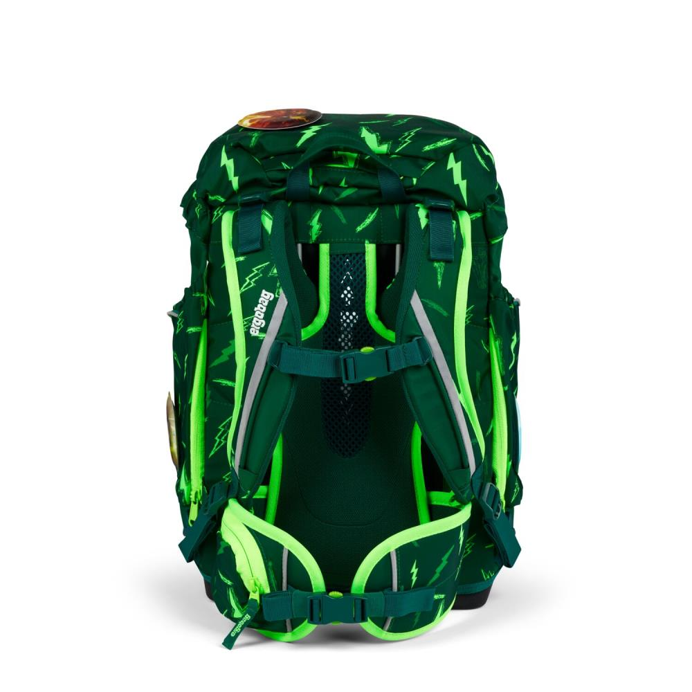 Ein grüner Rucksack mit Blitzmustern. Er hat verstellbare Riemen, Schnallen und ein Mesh-Rückenteil. Der Markenname 'ergobag' ist sichtbar.