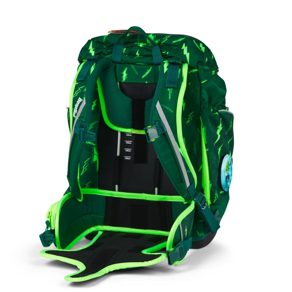 Grüner Rucksack mit Blitzmuster, offen. Verstellbare Träger und Rückenstütze sind sichtbar. Ein Abzeichen befindet sich auf der rechten Seite.