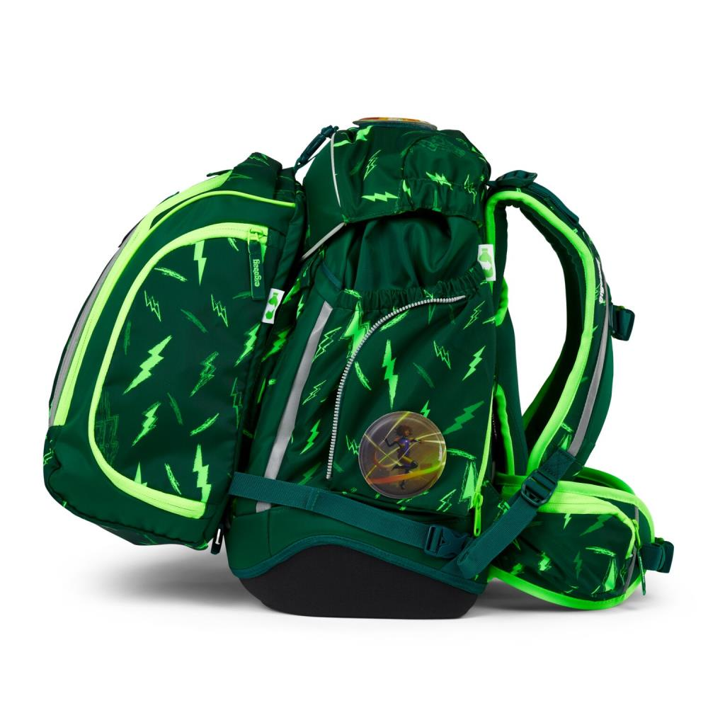 Grüner Rucksack mit Blitzmuster, Seitentasche offen. Reflektierende Streifen und eine runde Grafik mit einer Figur.