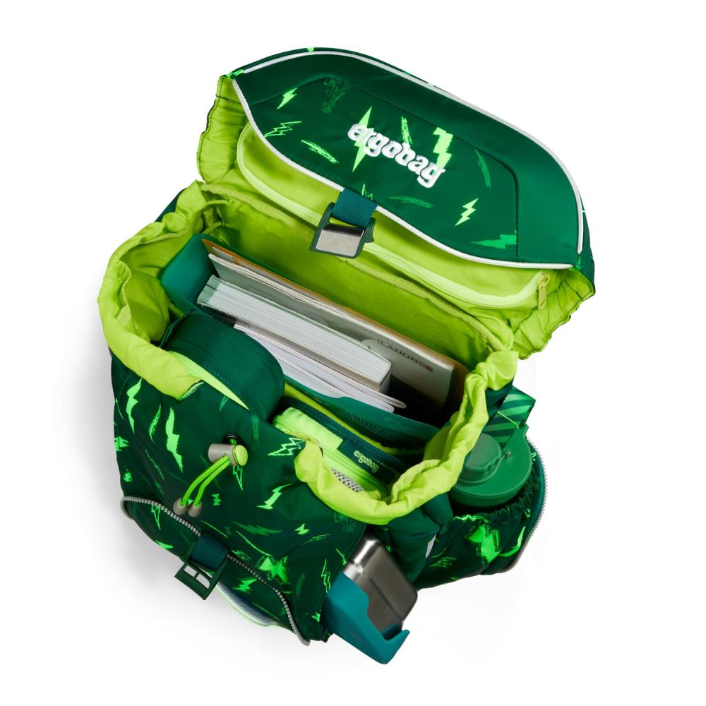 Grüner ergonomischer Rucksack geöffnet, gefüllt mit Büchern, Federmäppchen und Wasserflasche. Verziert mit Blitzen und dem Markennamen.