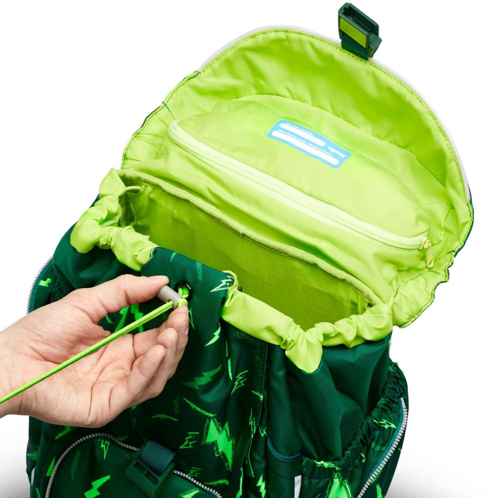 Ein grüner Rucksack, an dem eine Hand einen Kordelzug zieht. Der Rucksack hat ein Blitzmuster und ein hellgrünes Innenfutter.