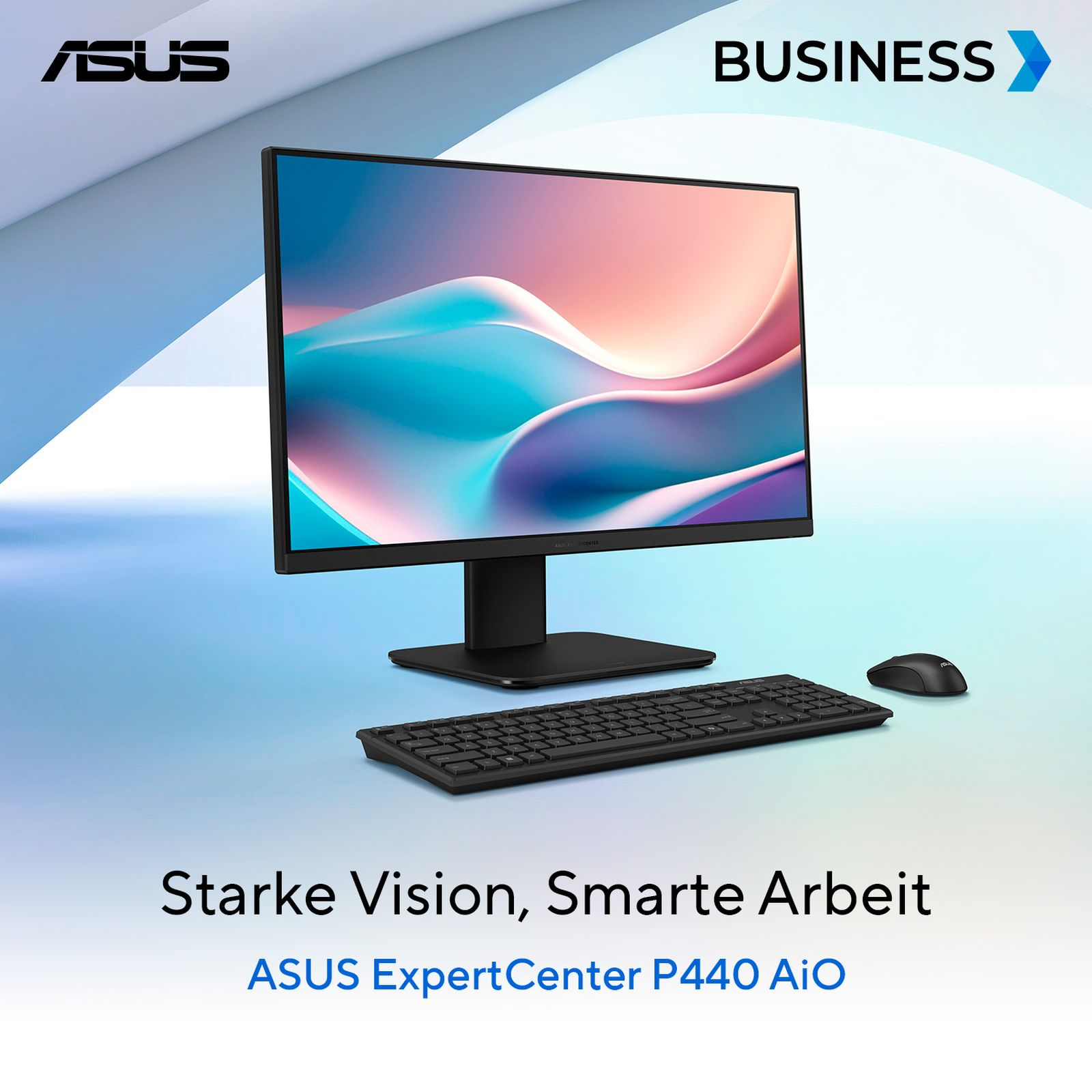 Un setup per computer ASUS all-in-one. Include monitor, tastiera, mouse e sfondo sfumato blu e bianco.