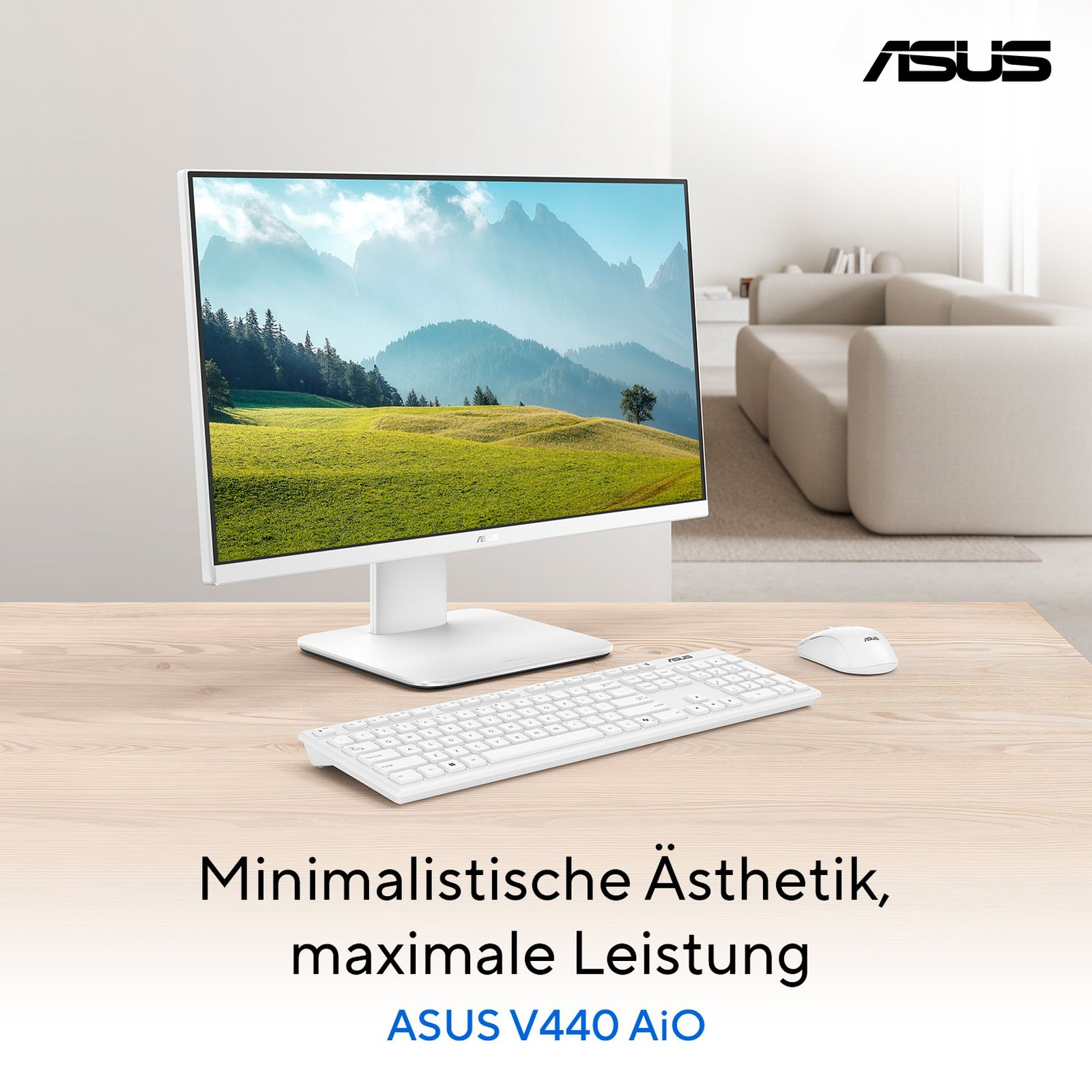 Ein weißer ASUS V440 AiO-Computer steht auf einem Holzschreibtisch. Er hat eine Tastatur, eine Maus und zeigt eine Berglandschaft.