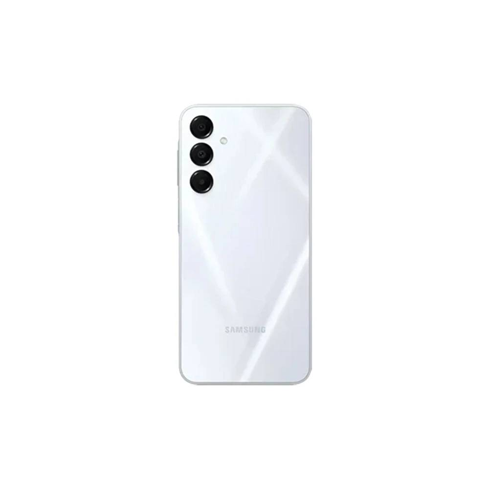 Beyaz bir Samsung telefonun arkası, üç siyah kamera merceği, bir flaş ve Samsung logosu ile gösteriliyor. Çapraz çizgiler tasarım ekliyor.