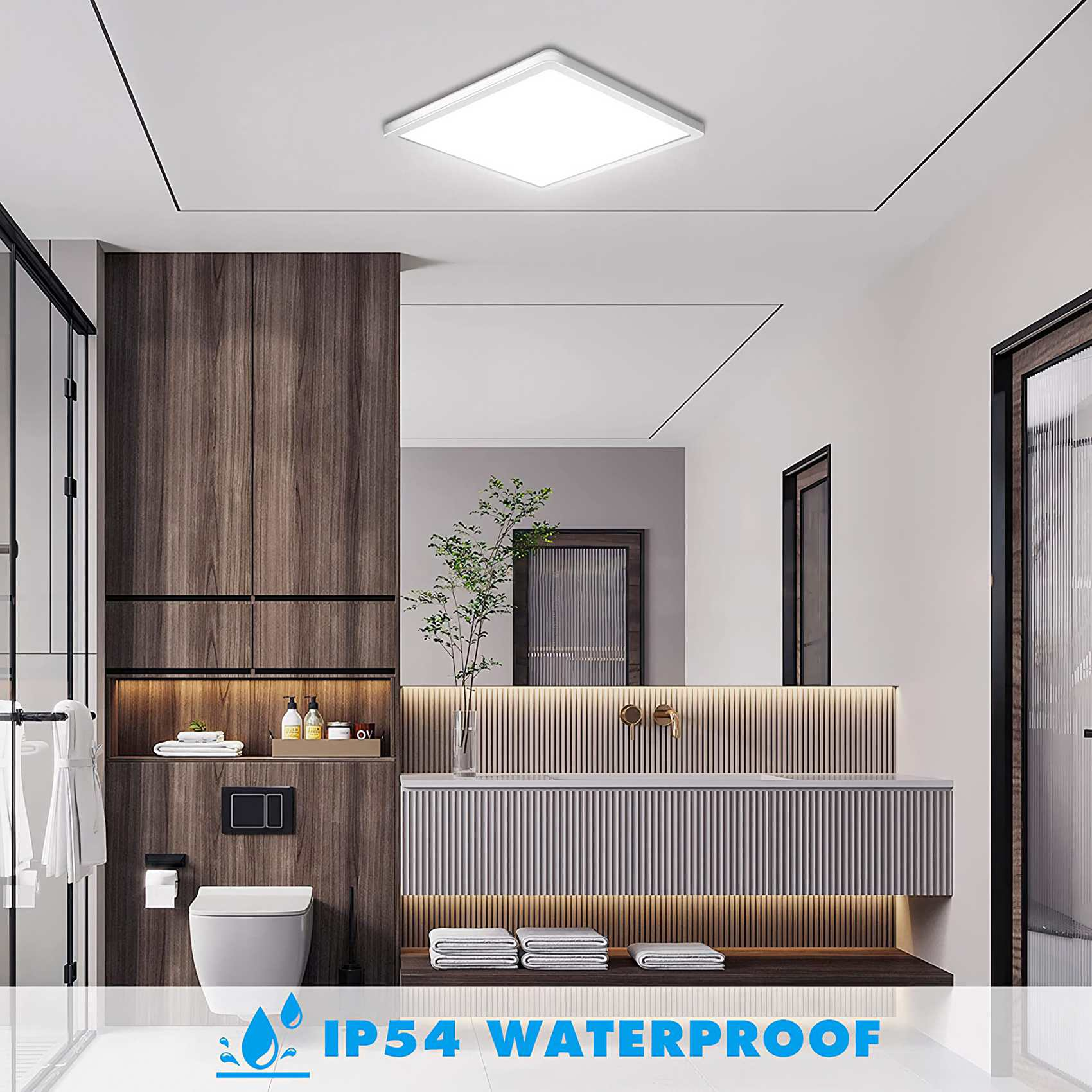 Modernes Badezimmer mit Holzschränken, quadratischer Deckenleuchte und Spiegel. Enthält Toilette und Waschbecken.