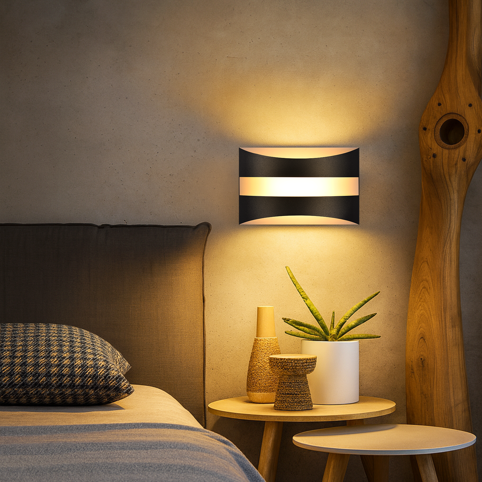Scena camera da letto con lampada, comodino con piante ed elica in legno. Colori neutri e luce calda.