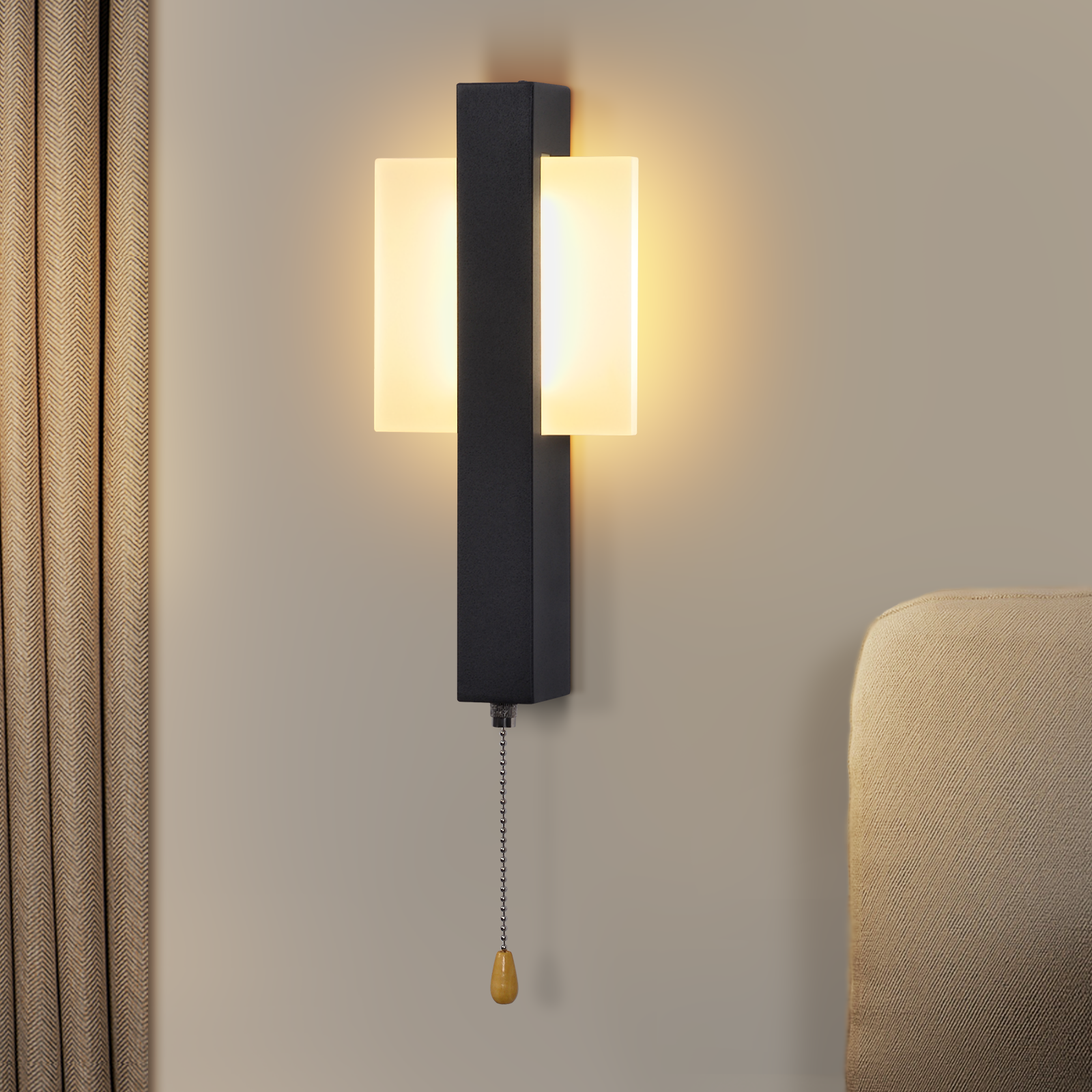 Una lampada da parete con due pannelli luminosi e una catena di trazione. Parete e tenda beige a sinistra.