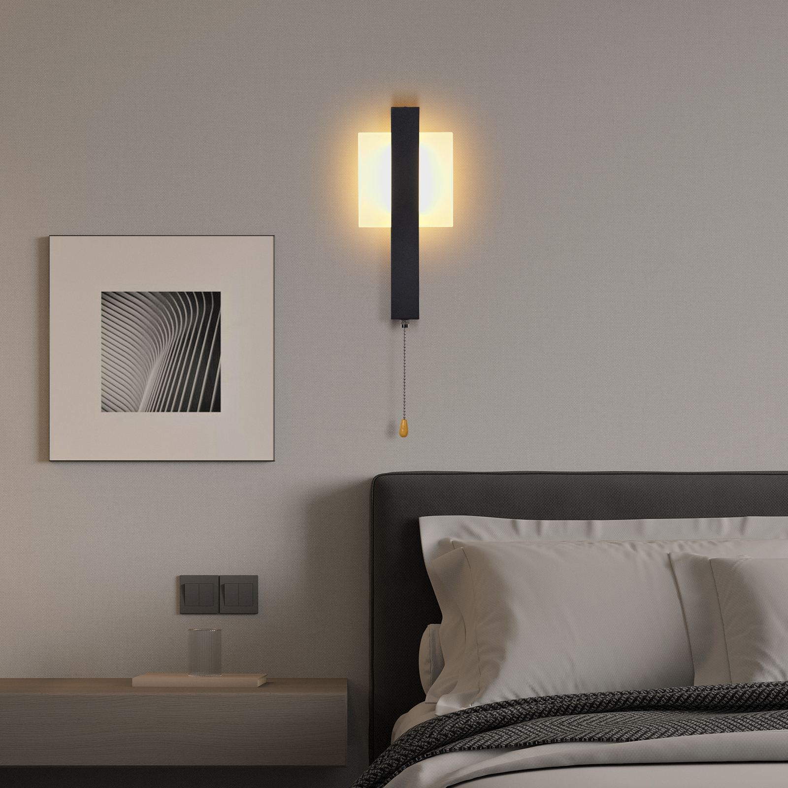 Scena della camera da letto: lampada da parete, arte incorniciata, comodino, letto con cuscini e coperta. Tonalità neutre, design moderno.