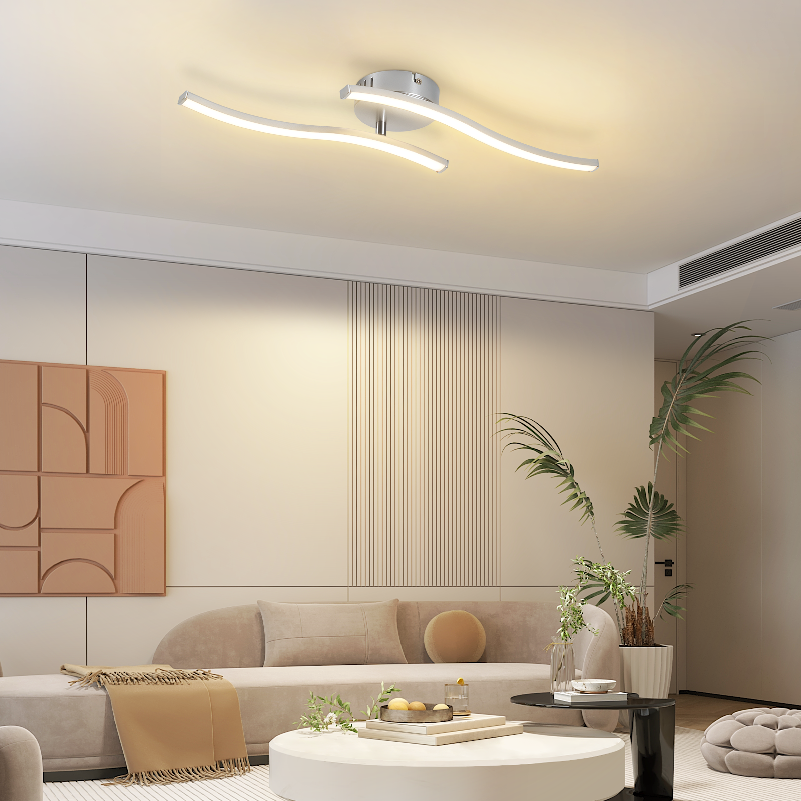 Modernes Wohnzimmer mit geschwungenem Sofa, Couchtisch und einer stilvollen Deckenleuchte. Pflanzen sorgen für Frische.