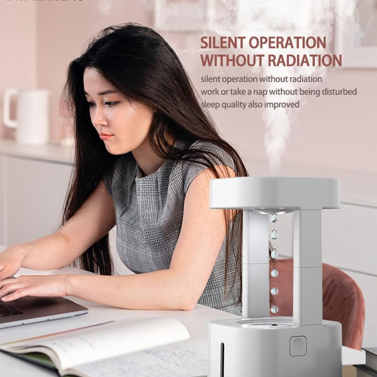 Eine Frau arbeitet an einem Schreibtisch mit einem Laptop. Ein Luftbefeuchter steht auf dem Schreibtisch. Text sagt 'Silent Operation Without Radiation'.