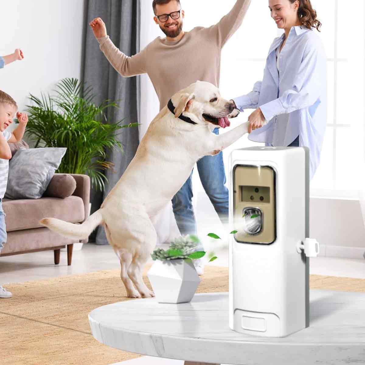 Eine Familie tanzt mit ihrem Hund. Der Hund steht auf den Hinterbeinen. Auf dem Tisch steht ein weißer Lufterfrischer.