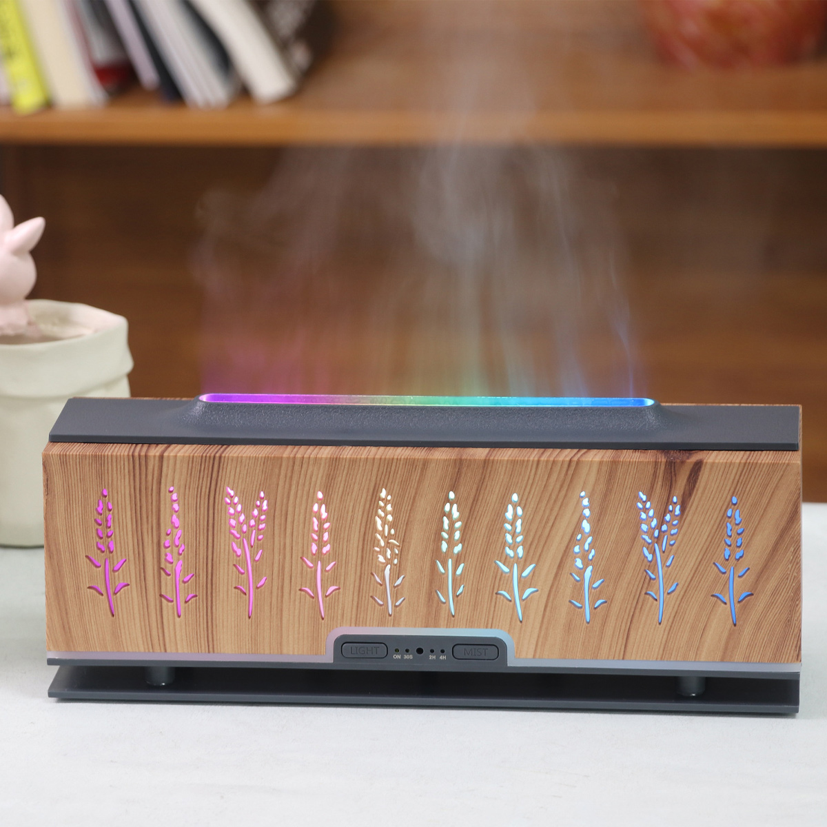 Holz-Aromadiffusor mit Lavendel-Design, der Dampf mit farbigem Licht abgibt. Links sitzt eine rosa Schweinchenfigur.