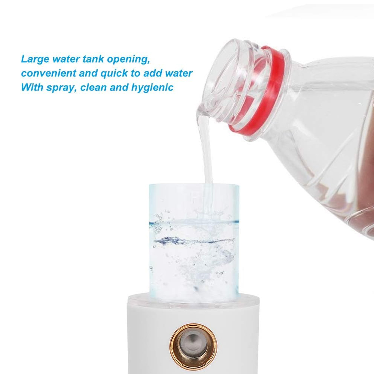Eine klare Flasche gießt Wasser in einen kleinen, klaren Behälter. Der Behälter steht auf einem weißen Gerät mit goldenem Ring.