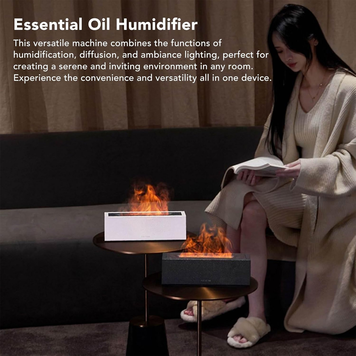 Eine Frau sitzt in der Nähe von zwei Tischen mit Luftbefeuchtern, die orangefarbenes Licht aussenden. Der Text oben lautet 'Essential Oil Humidifier'.