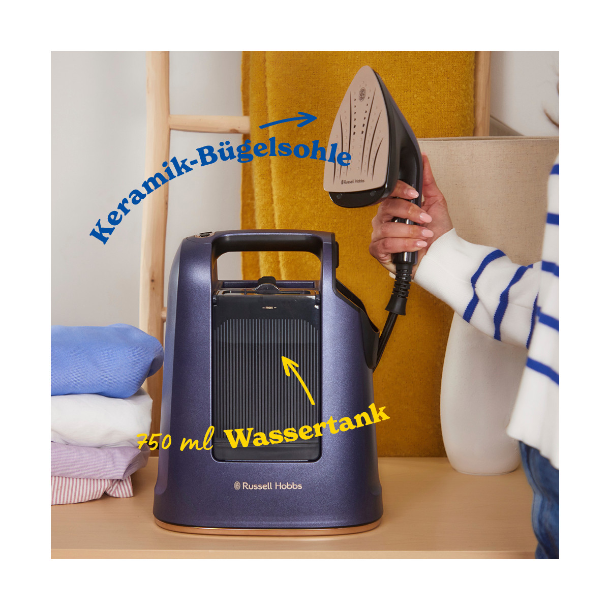 Une personne tient un fer à repasser au-dessus d'une base bleue. Pile de vêtements pliés et une couverture jaune en arrière-plan.
