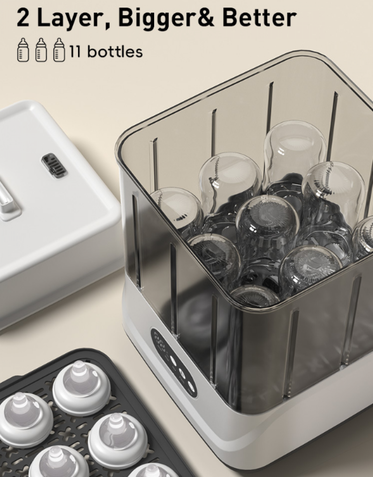 Ein Babyflaschensterilisator mit Flaschen und einem Tablett mit Schnullern. Links ist eine weiße Box.