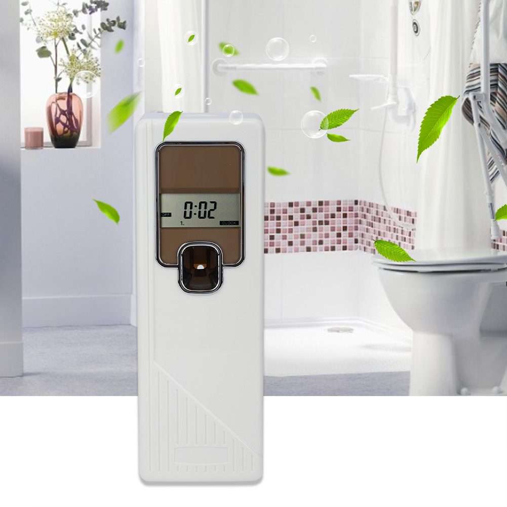 Ein Lufterfrischer in einem Badezimmer. Das Gerät zeigt 0:02 an. Grüne Blätter und Blasen schweben um das Gerät herum. Im Hintergrund ist eine Toilette.