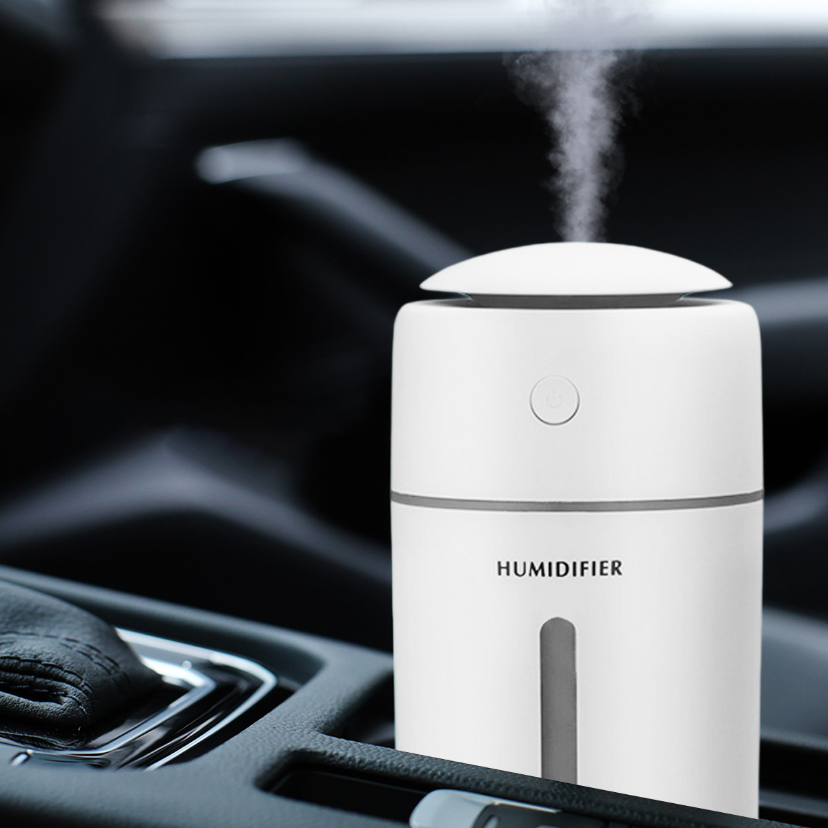 Ein weißer Luftbefeuchter in einem Auto. Es hat einen Knopf und das Wort LUFTBEFEUCHTER. Dampf kommt aus der Oberseite. Der Hintergrund ist das Innere des Autos.