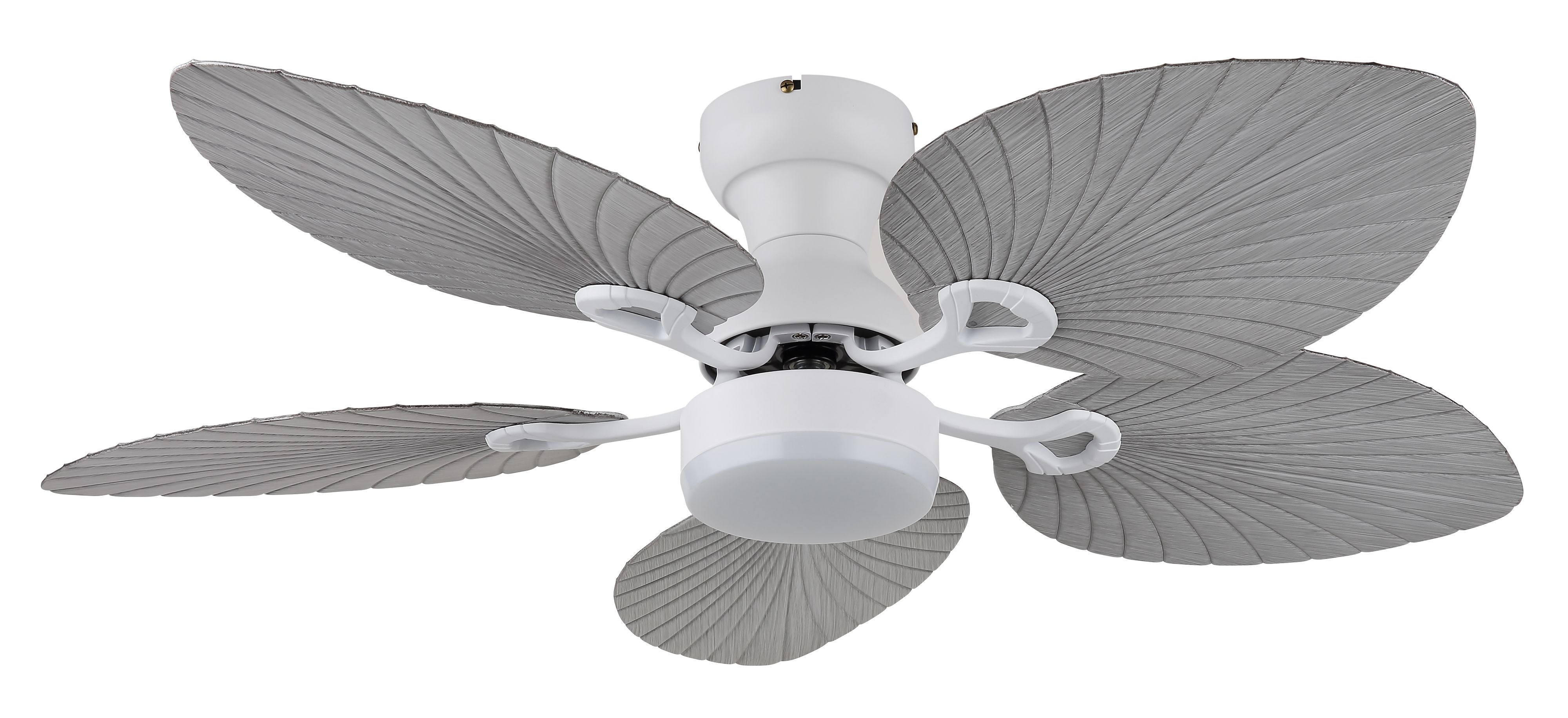 Ein weißer Deckenventilator mit fünf grauen Blättern. Die Blätter haben eine strukturierte Oberfläche. Der Ventilator steht vor weißem Hintergrund.
