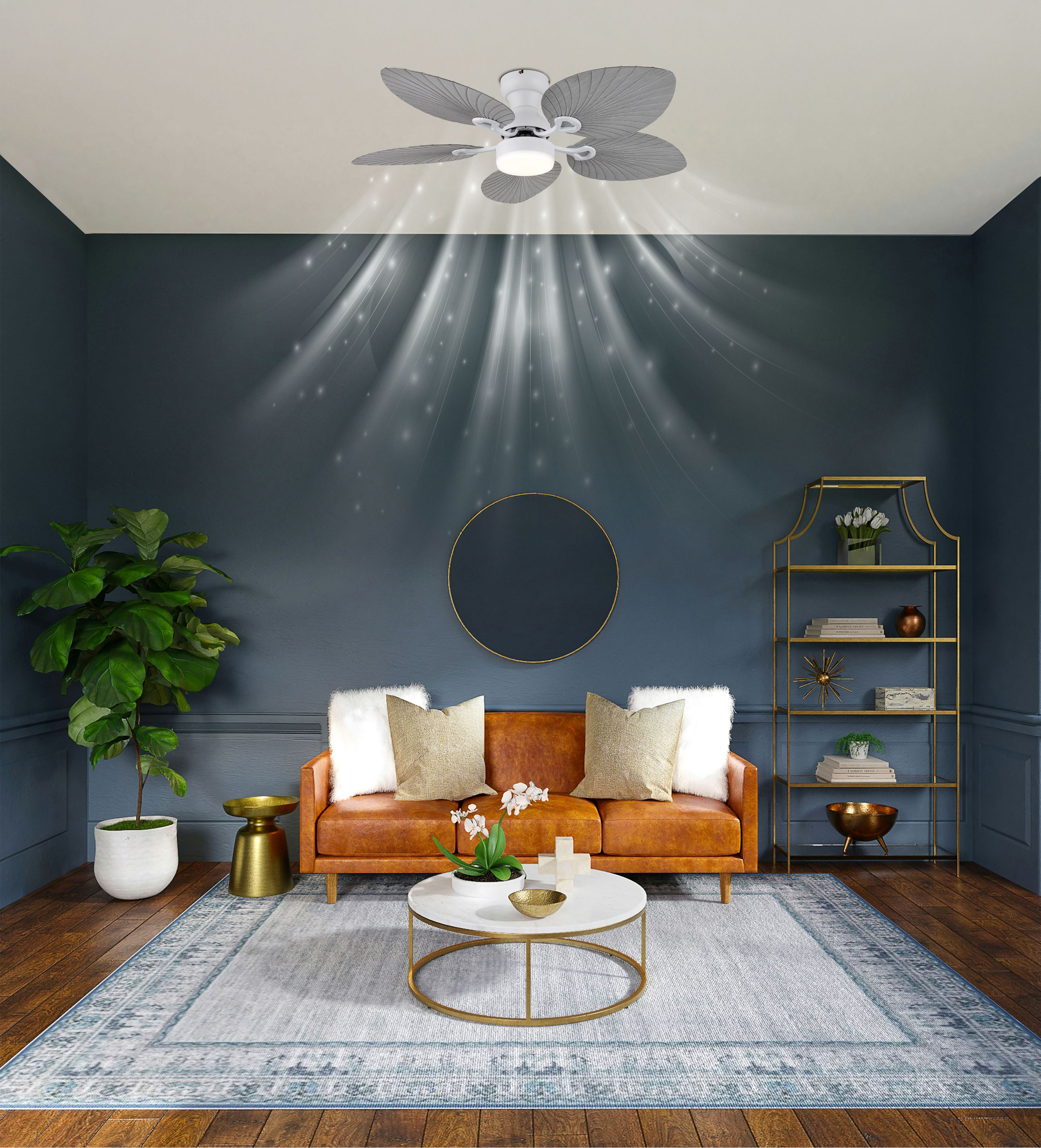 Wohnzimmer mit Ledersofa, Deckenventilator, Teppich und Regalen. Pflanzen und goldene Akzente. Dunkelblaue Wände und Holzboden.