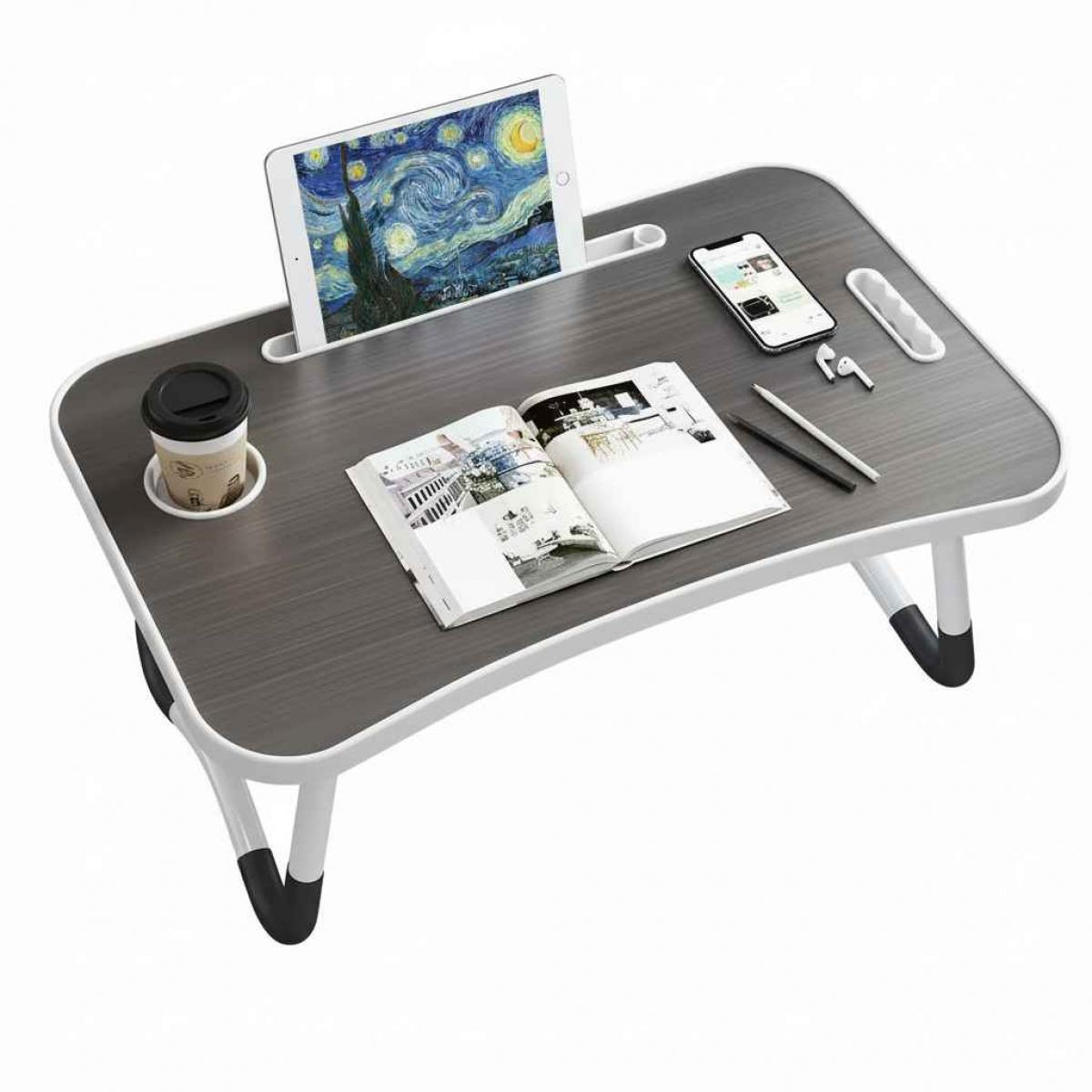 Ein grauer Laptop-Schreibtisch mit einem Tablet, das eine Sternennacht zeigt, eine Kaffeetasse, ein Telefon, ein Buch, Stift, Bleistift und Kopfhörer.