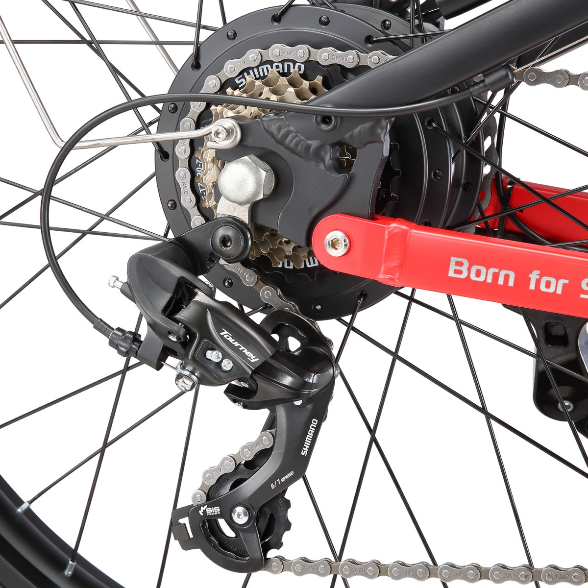 Zbliżenie tylnego koła roweru z przerzutkami, łańcuchem i przerzutką. Czerwona rama z napisem "Born for 9".