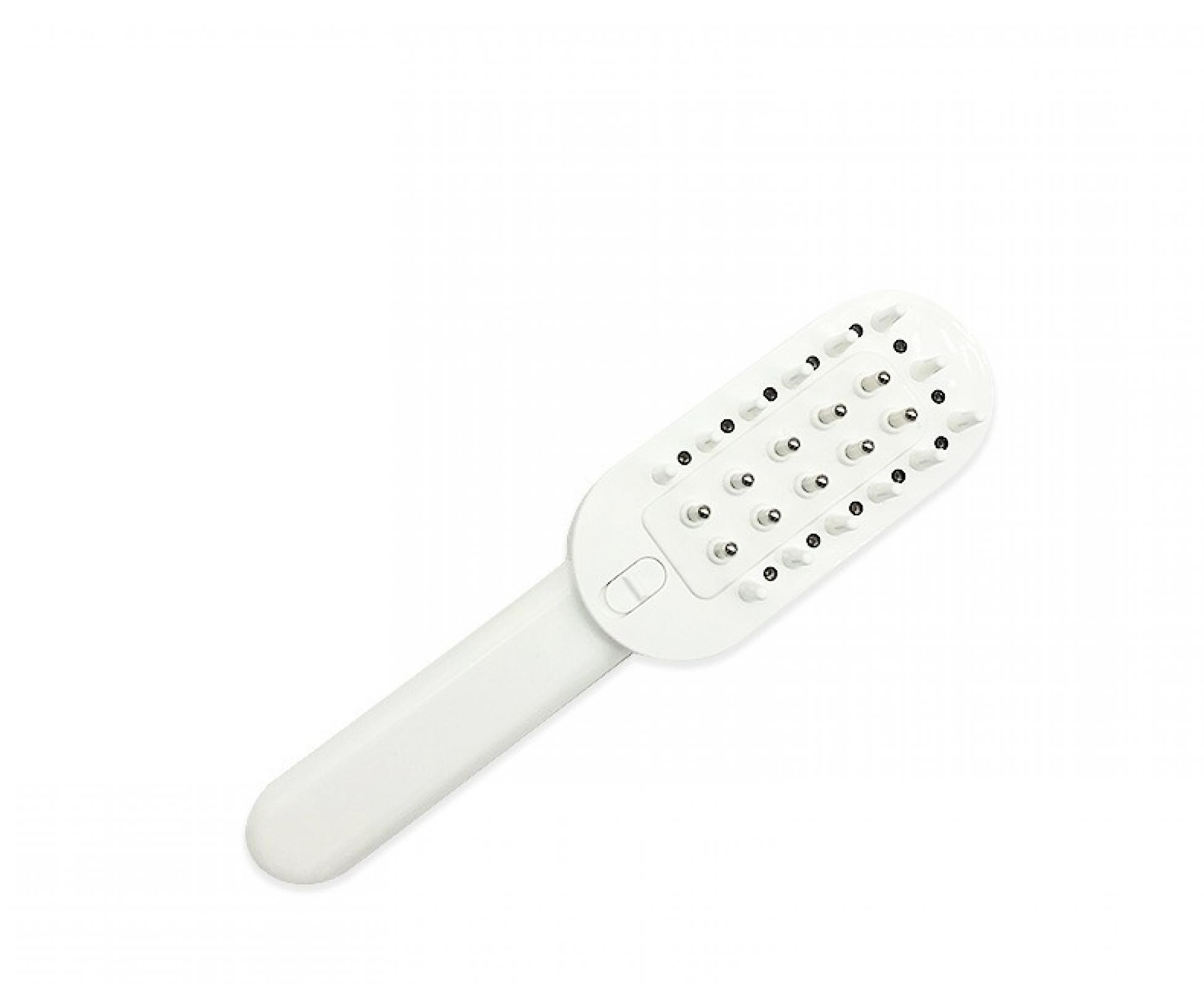 Ein weißer Kopfhautmassager mit schwarzen Punkten auf weißem Hintergrund. Es hat einen Griff und einen Kopf mit vielen kleinen Löchern.