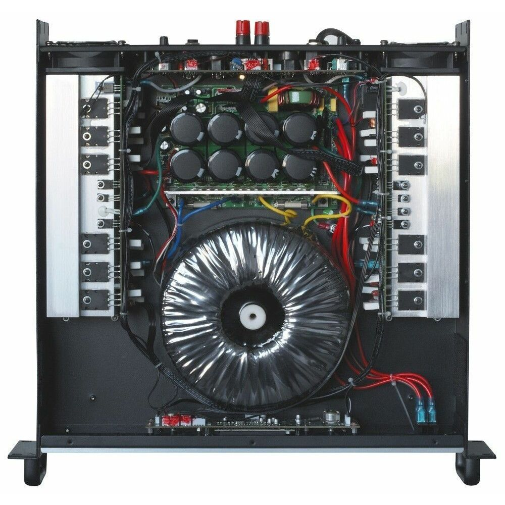 Vista interna de un amplificador. Muestra condensadores, cableado, un transformador y placas de circuito. Marco negro con componentes rojos y negros.
