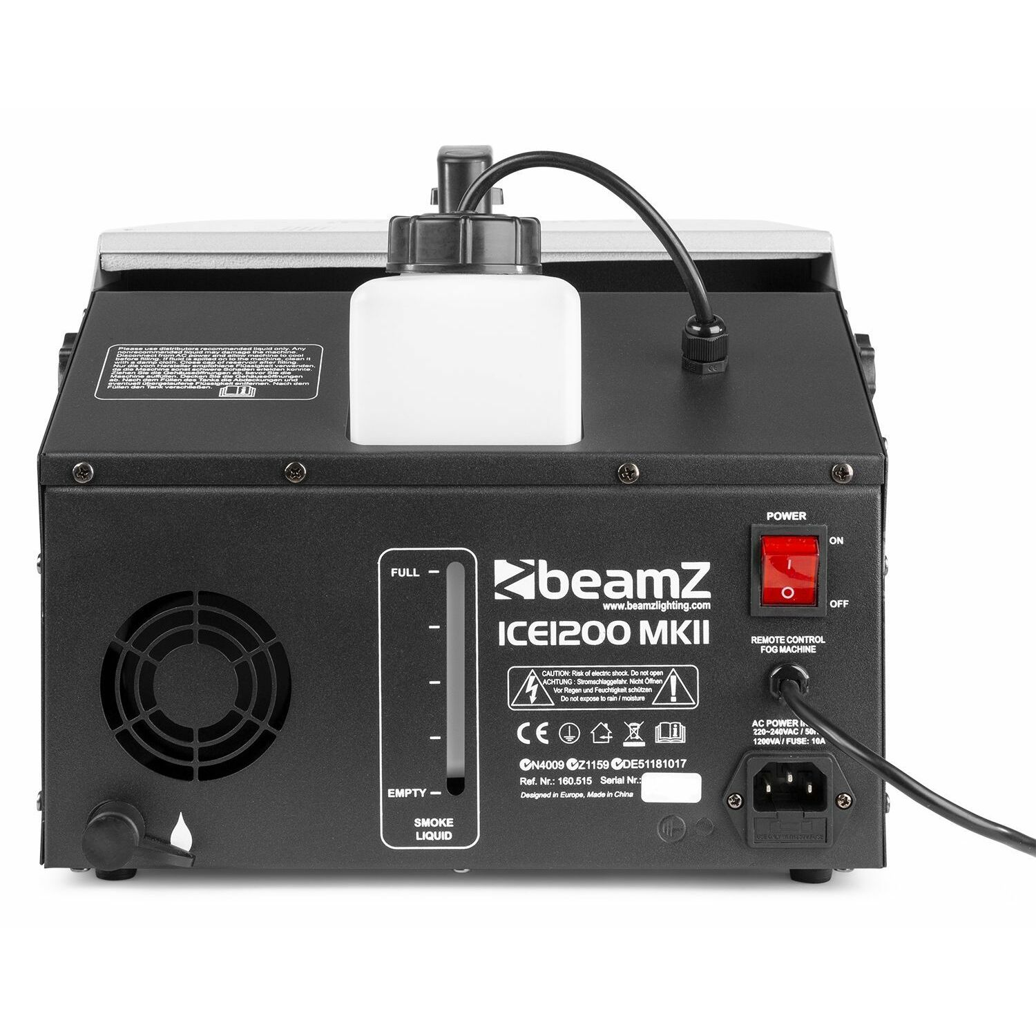 Una máquina de niebla negra con un recipiente de líquido blanco en la parte superior. Tiene un interruptor de encendido y una entrada para control remoto.