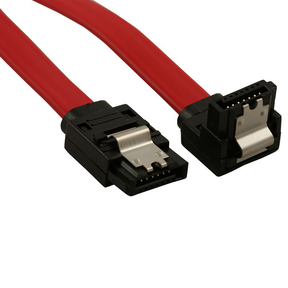 Due connettori SATA neri con clip argentate e un cavo rosso su sfondo bianco. I connettori sono angolati.