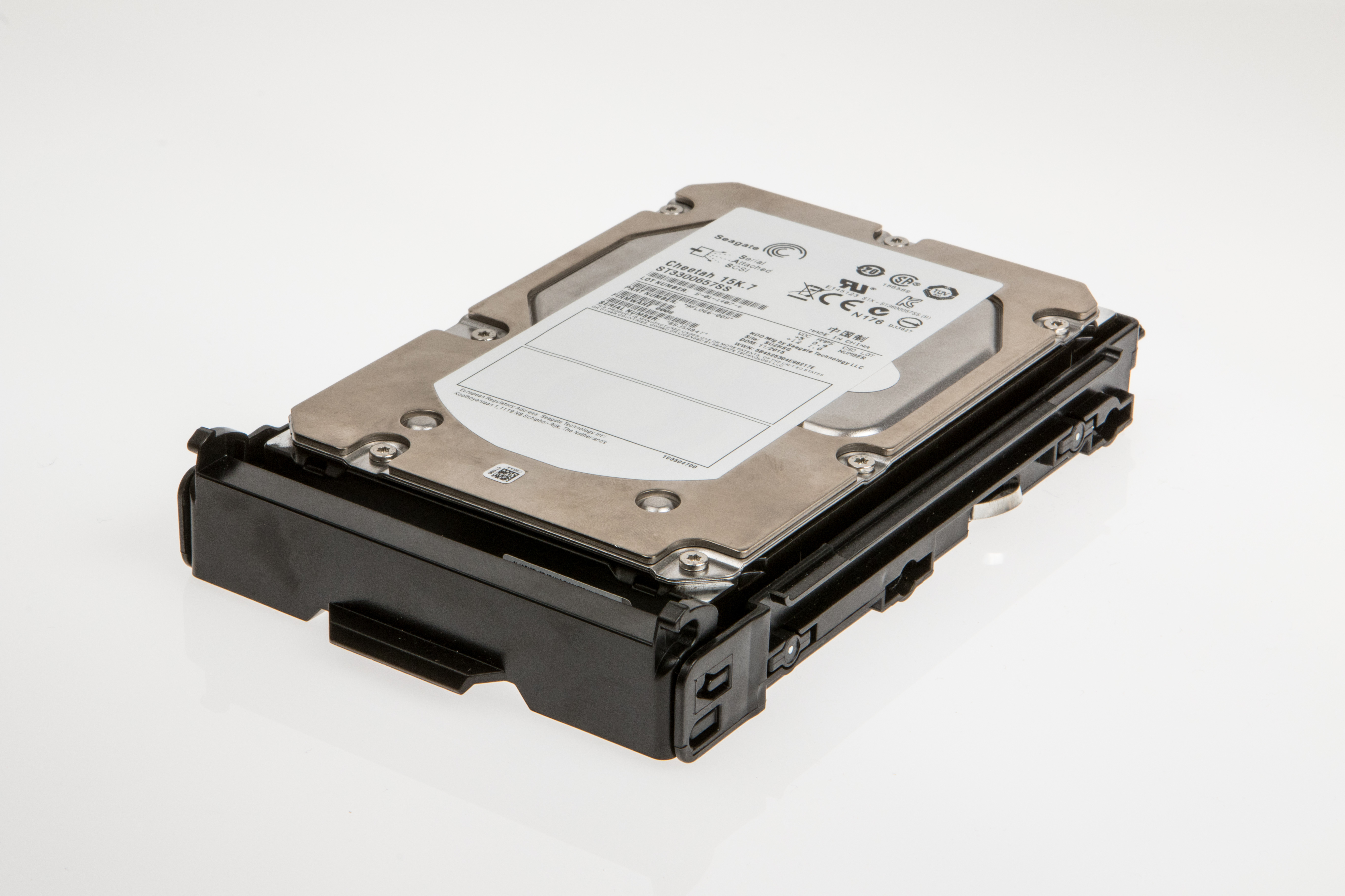 Un disco rigido su una superficie bianca, con parte superiore argentata e cornice nera. L'etichetta mostra Seagate e dettagli del prodotto.