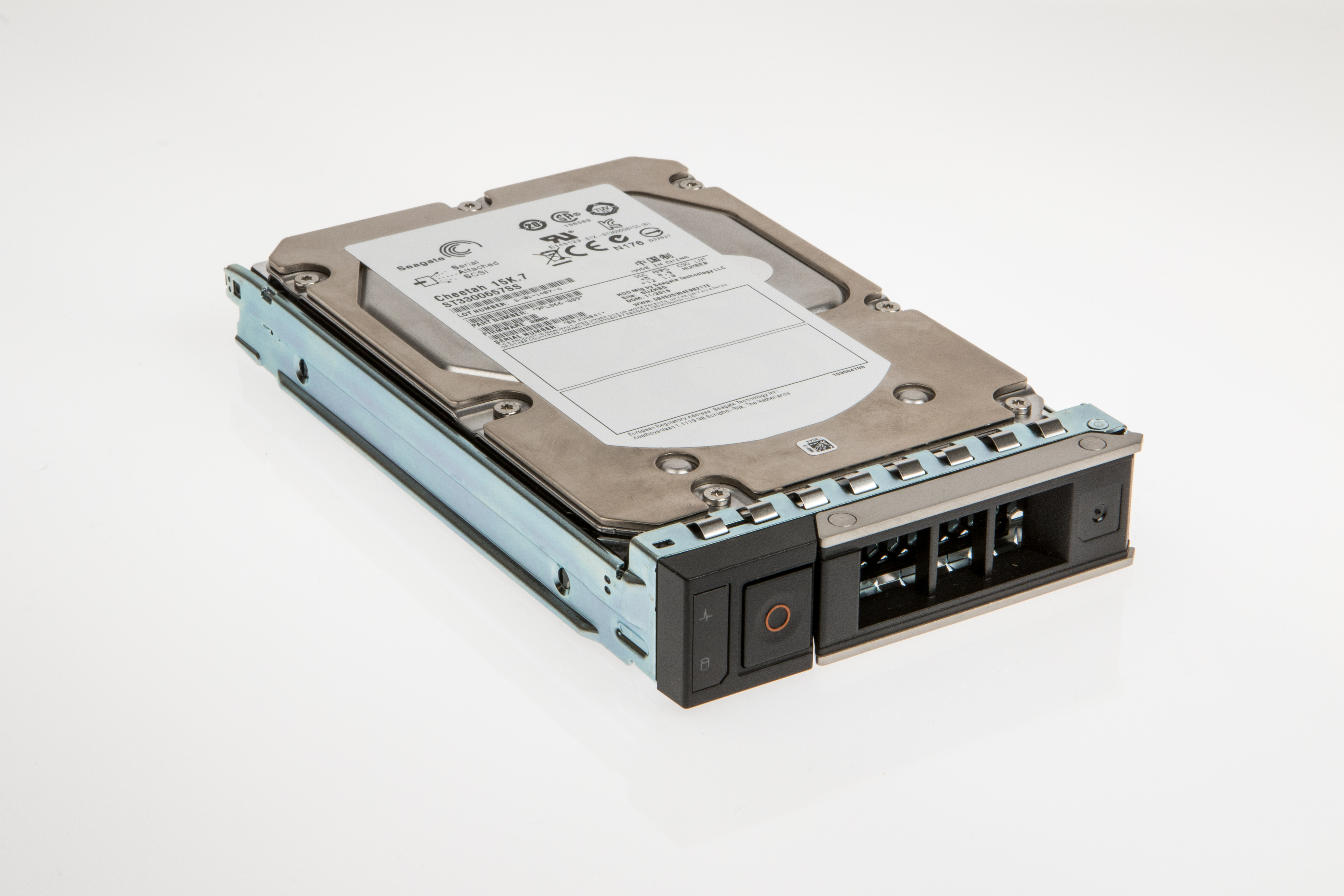 Un disco rigido argentato e nero su sfondo bianco. Ha un'etichetta con testo.