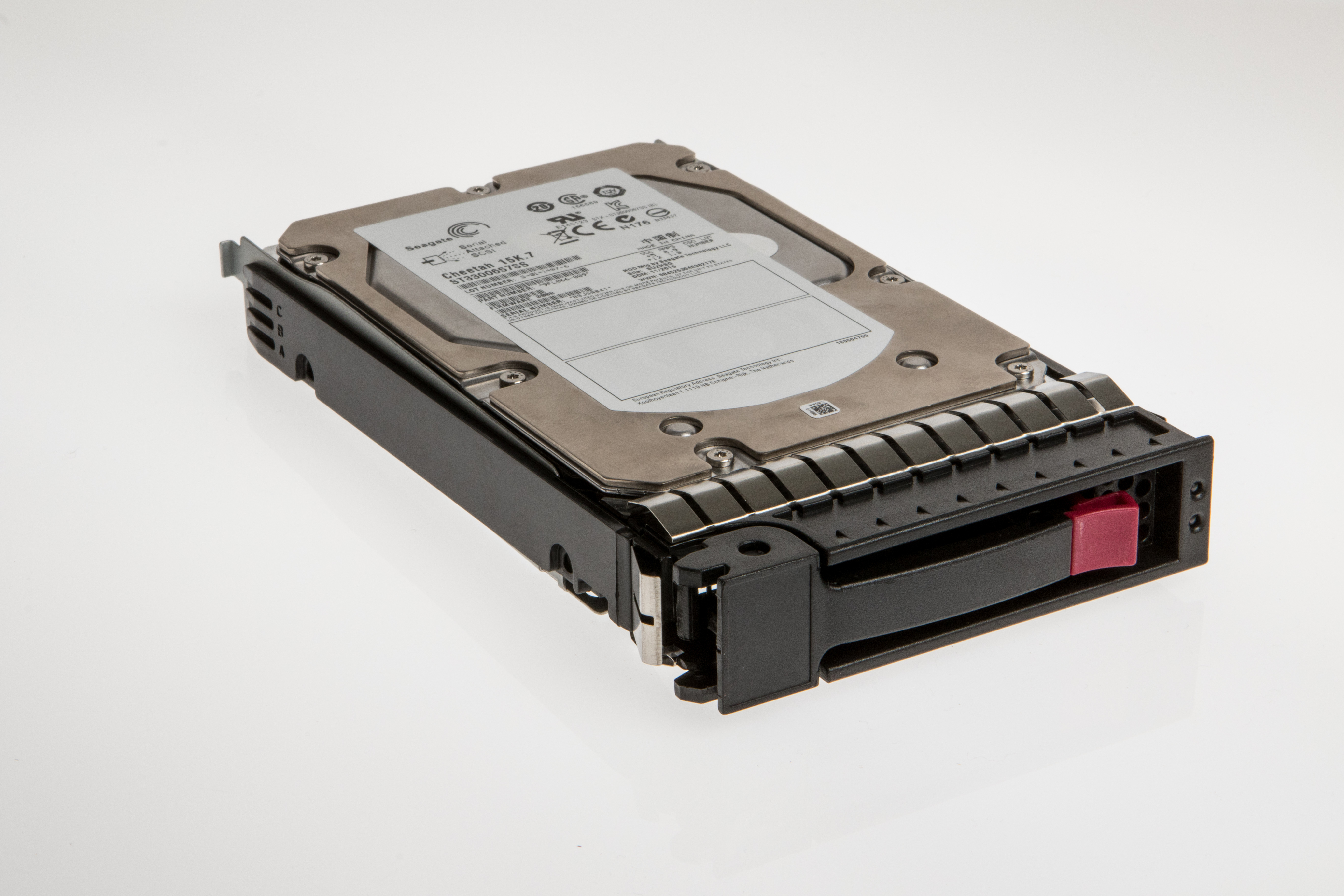 Un disco rigido Seagate Cheetah 15K.7, nero con maniglia rossa, su una superficie bianca.