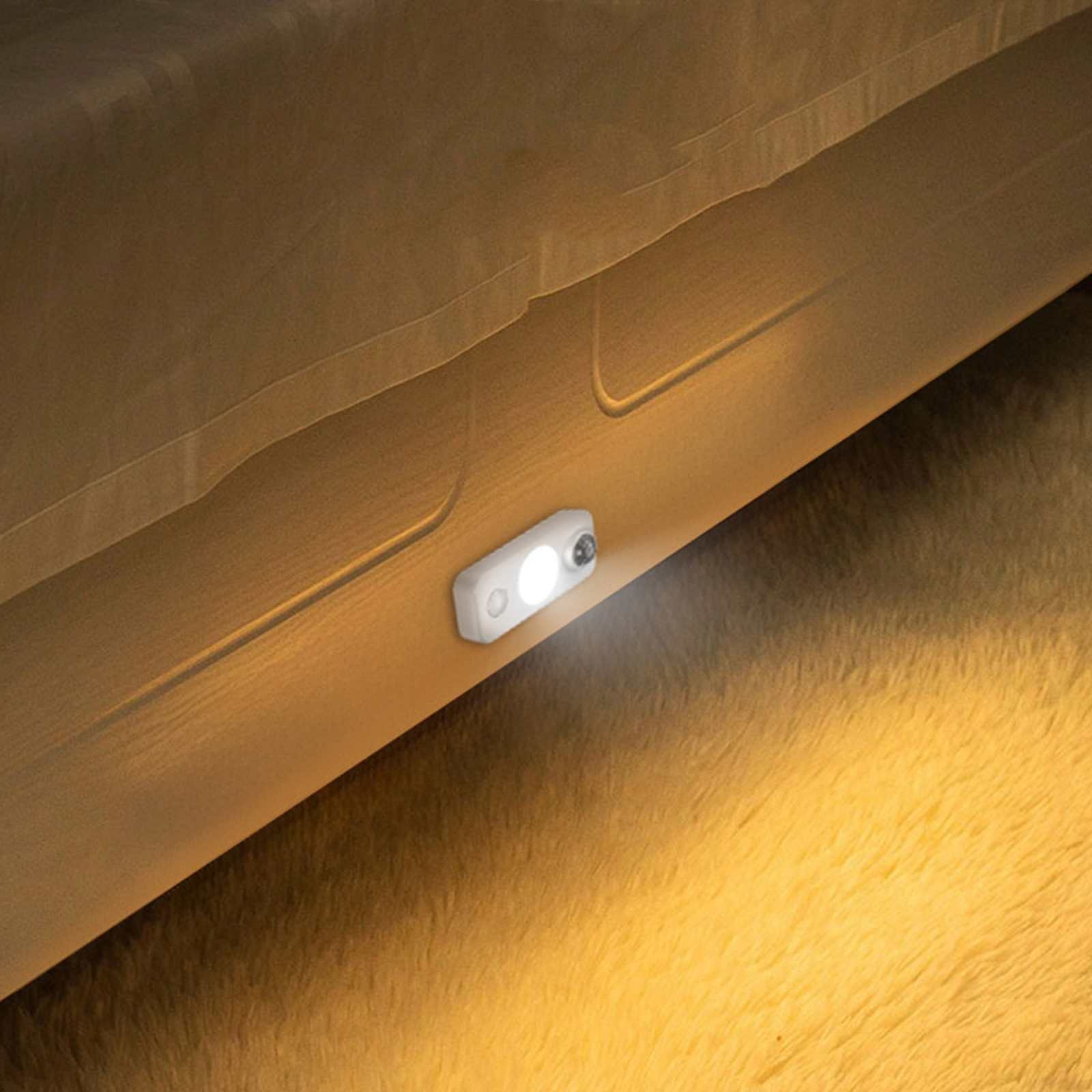 Eine kleine, weiße Leuchte ist unter einer braunen Oberfläche montiert und wirft Licht auf eine flauschige, gelbe Oberfläche.
