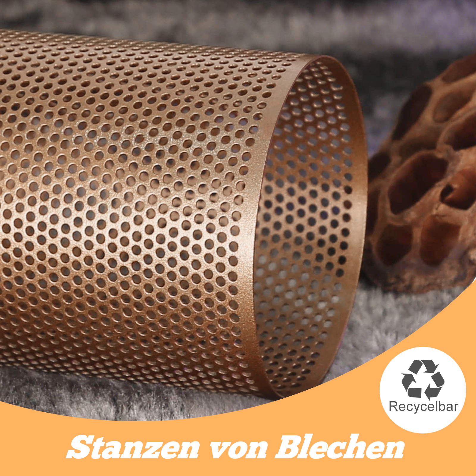 Ein perforierter Metallzylinder auf grauem Untergrund. Ein Recycling-Symbol ist sichtbar. Das Wort 'Stanzen von Blechen' ist geschrieben.