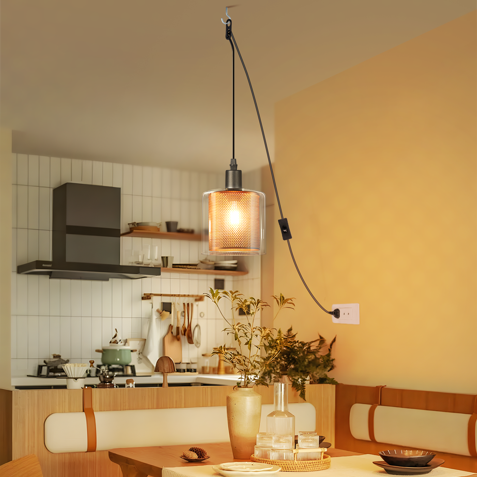 Eine Küchenszene mit einer Hängelampe, Tischdeko und Küche im Hintergrund. Die Lampe hat einen Glasschirm.