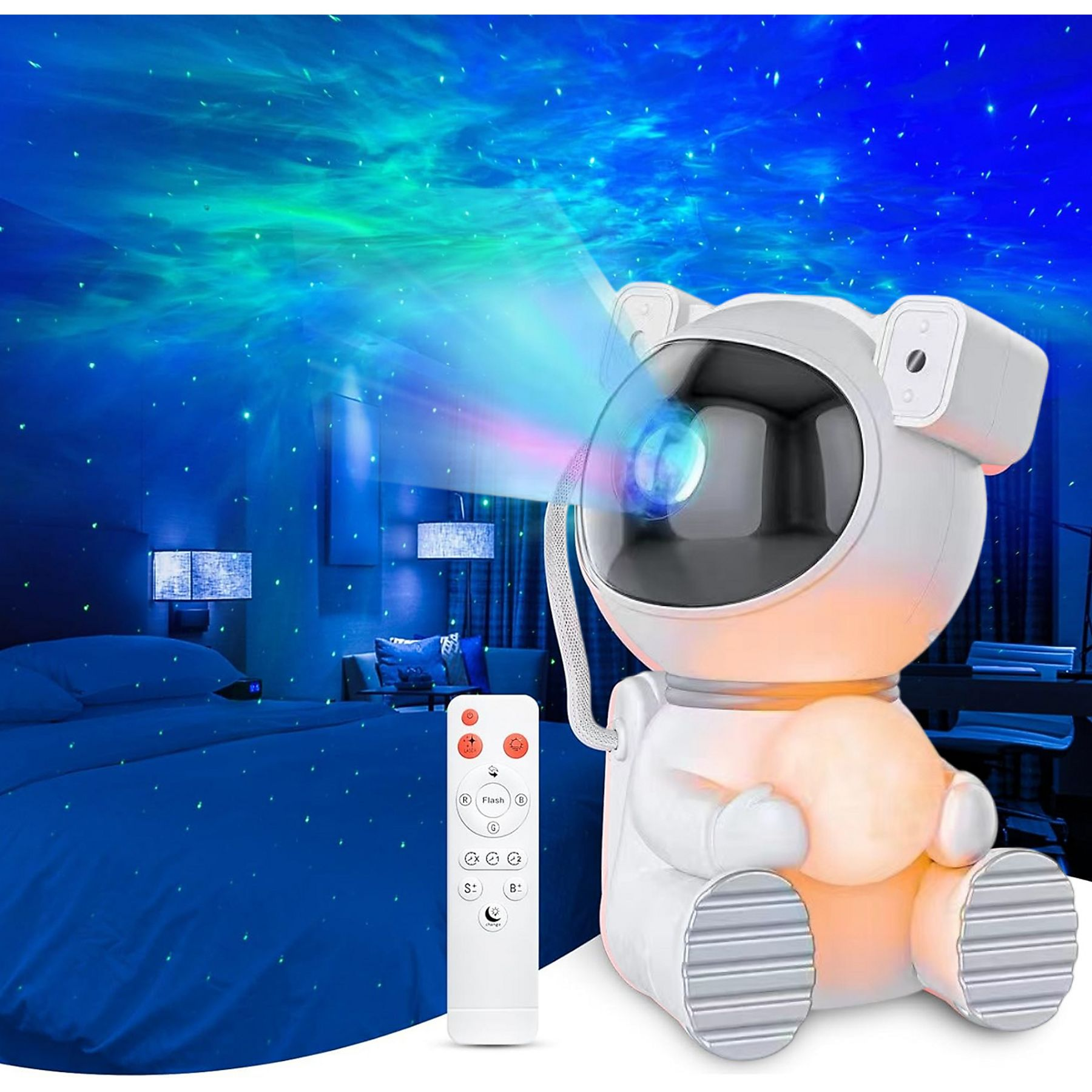 Ein astronautenförmiger Projektor projiziert einen Sternenhimmel auf ein Schlafzimmer. Eine Fernbedienung ist im Vordergrund.