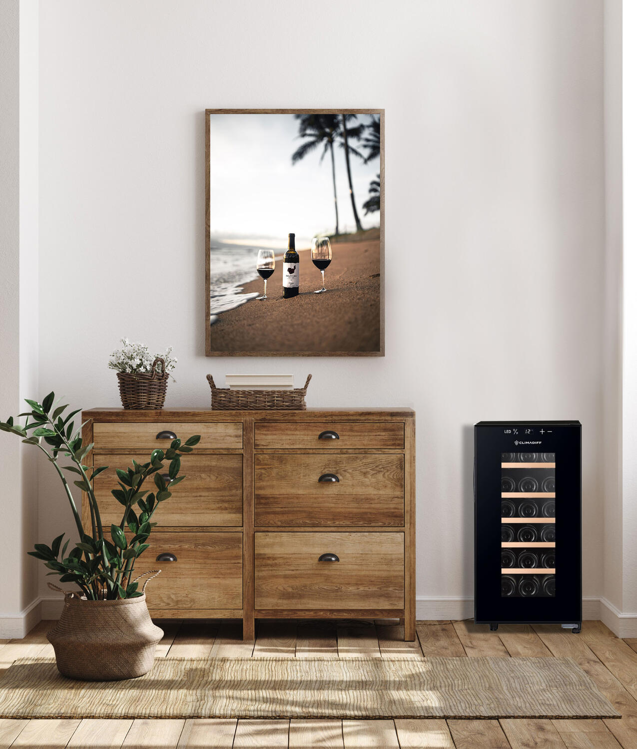 Ein Raum mit einem Holzschrank, einem gerahmten Bild mit Weingläsern und einer Flasche sowie einem Weinkühler.