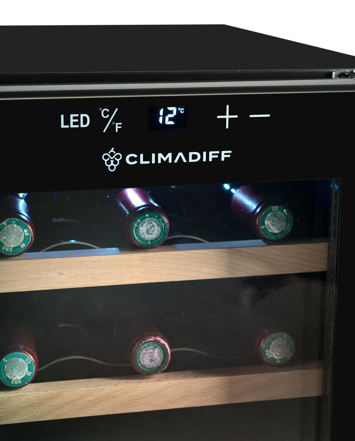 Weinkühler mit Flaschen. Digitalanzeige zeigt 12 Grad Celsius. Markenname ist Climadiff.