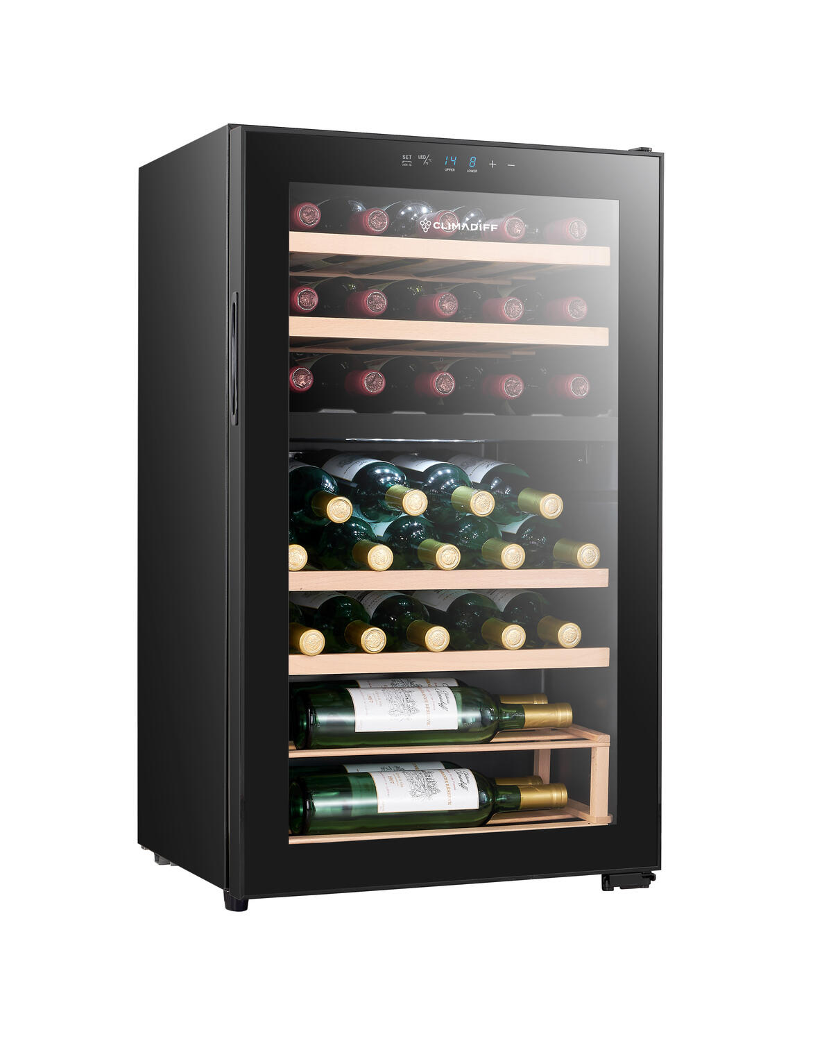 Un enfriador de vino negro con puerta de vidrio muestra botellas de vino tinto y blanco en estantes de madera. Se ve una pantalla digital.