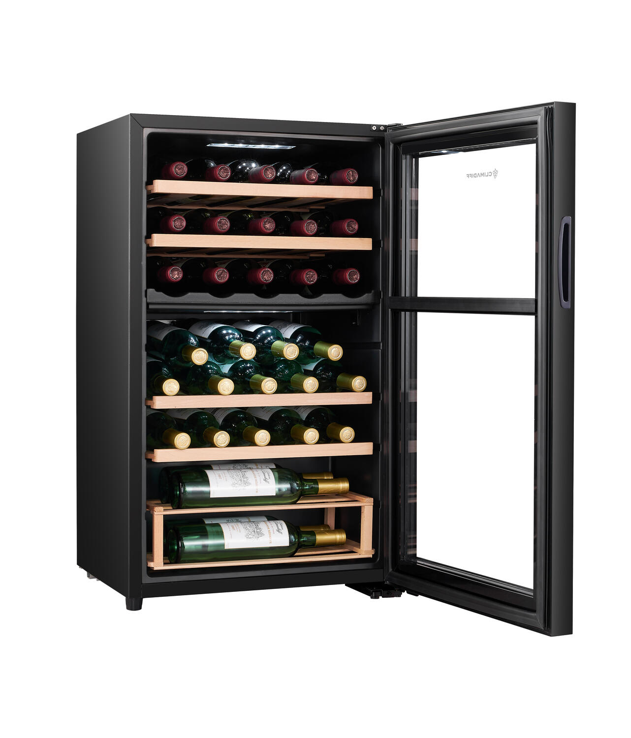 Una vinoteca negra con puerta de cristal abierta. Muestra varias botellas de vino en estantes de madera, tanto rojas como verdes.