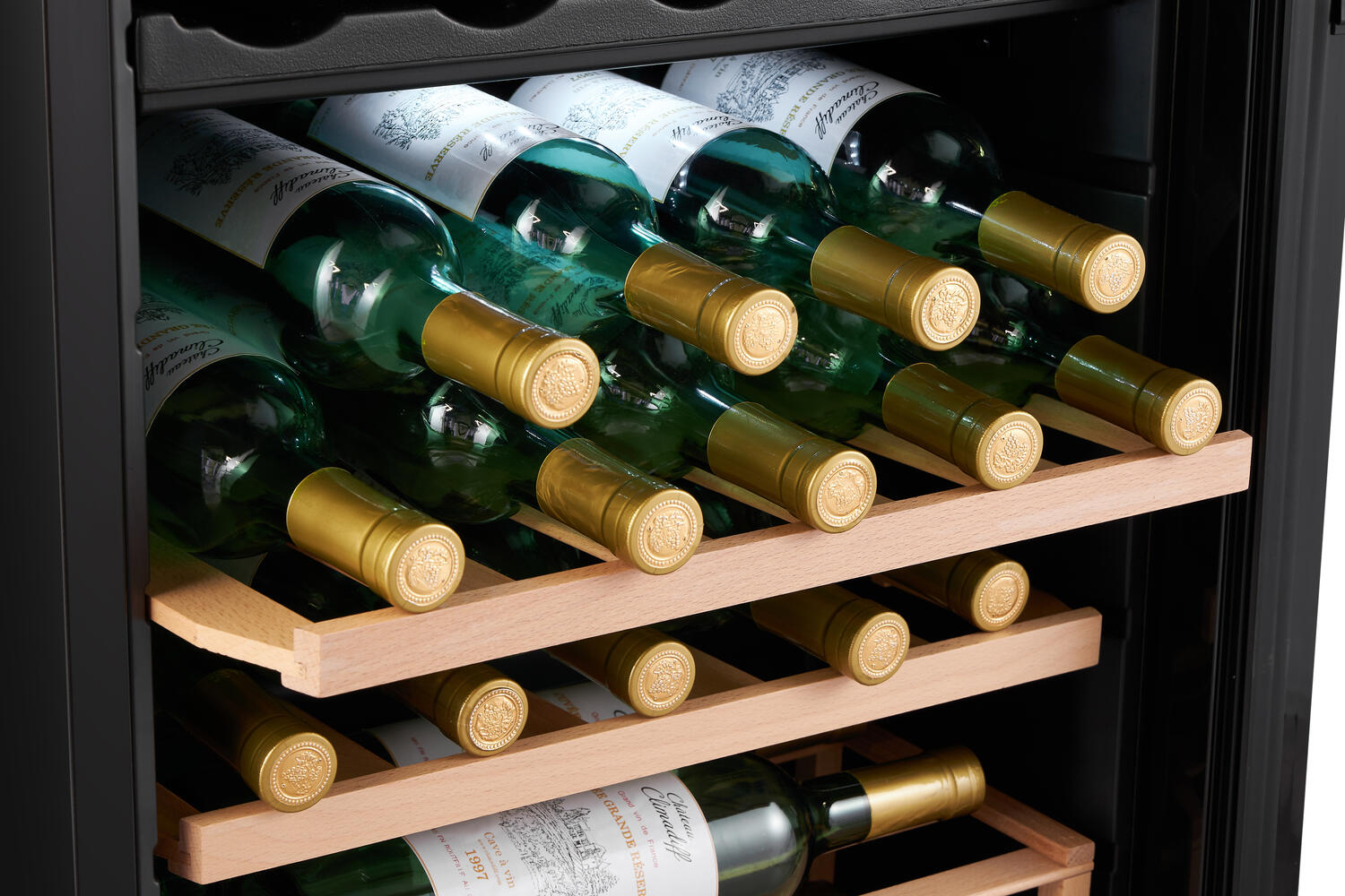 Una nevera de vinos llena de botellas de vino de vidrio verde, tapas doradas y estantes de madera. Las etiquetas dicen 'Chateau Climadiff'.