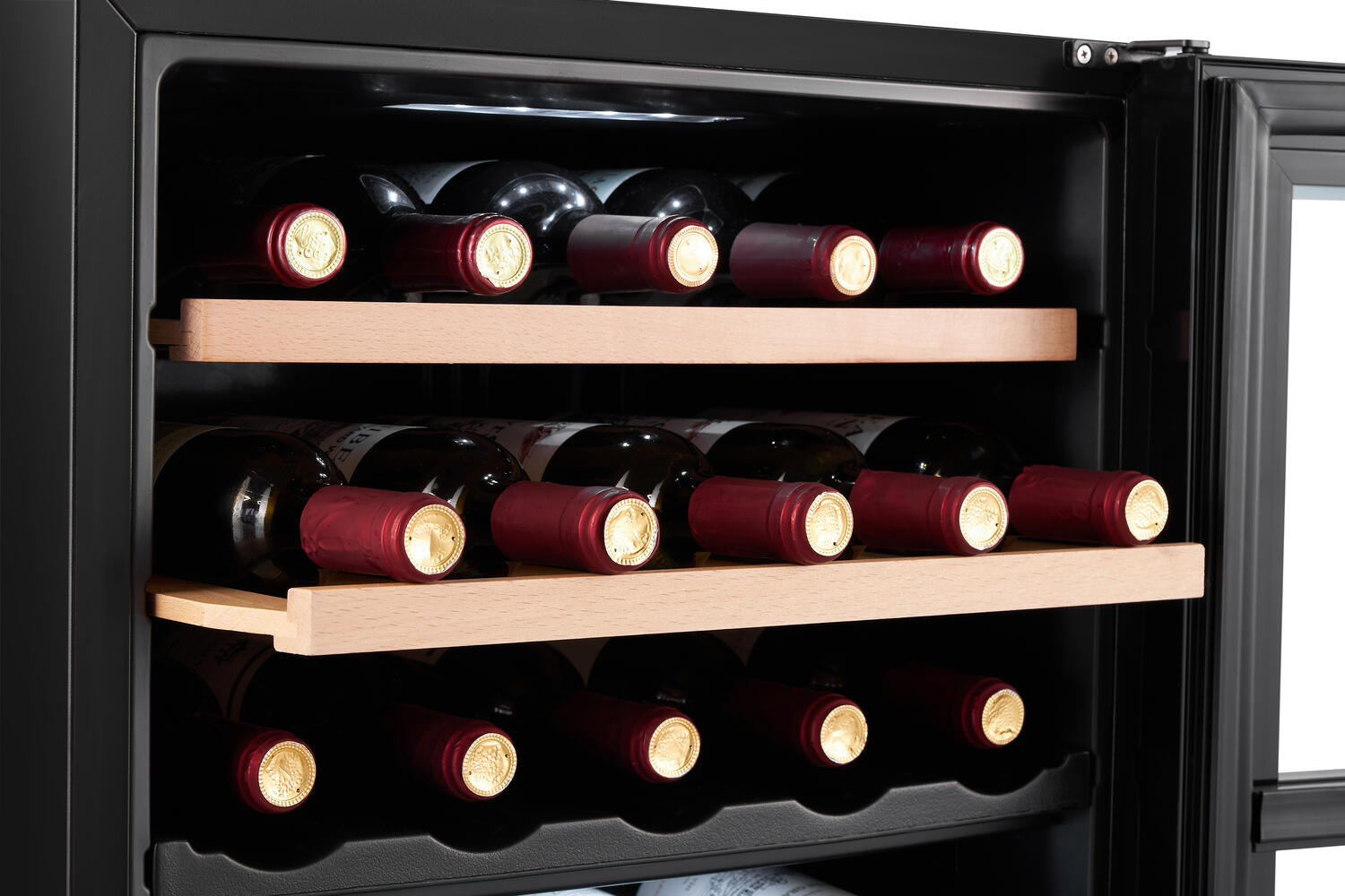 Enfriador de vino con varias botellas de vino. Las botellas están en estantes de madera. Las botellas tienen tapas rojas y sellos dorados.
